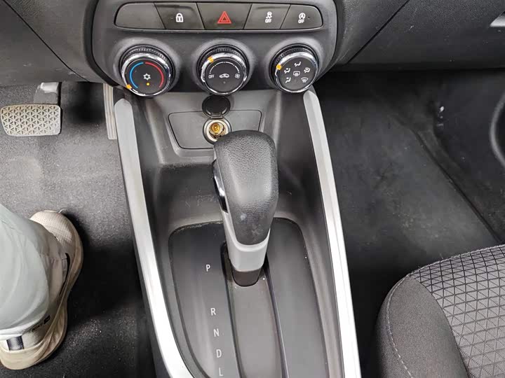 Фото 14 - Chevrolet Onix (Cavalier)