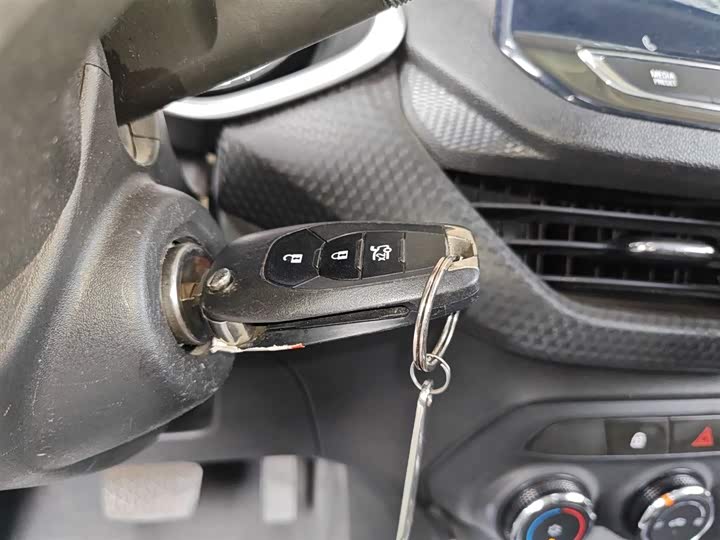 Фото 9 - Chevrolet Onix (Cavalier)