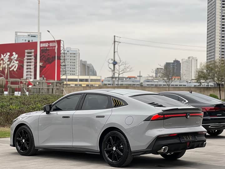 Фото 10 - Changan UNI-V