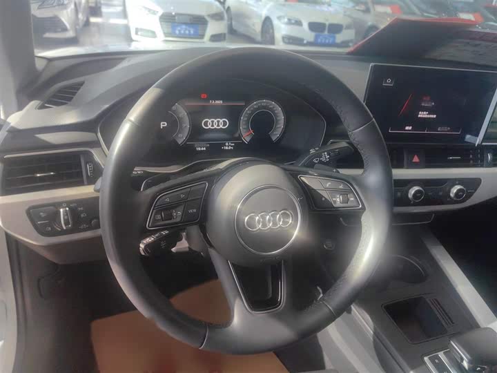 Фото 12 - Audi A4L