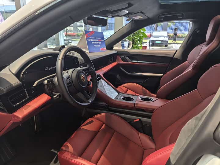 Фото 2 - Porsche Taycan