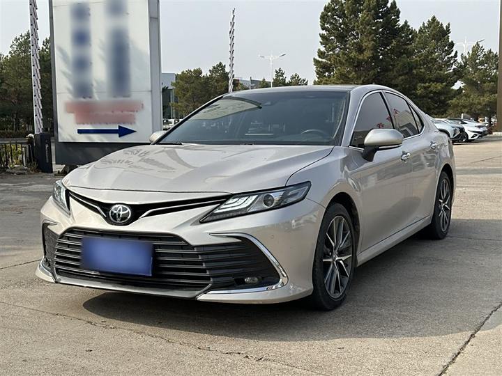Фото 2 - Toyota Camry