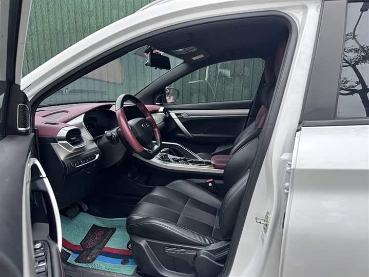 Фото 10 - Geely Coolray Hybrid