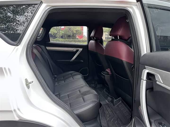 Фото 13 - Geely Coolray Hybrid