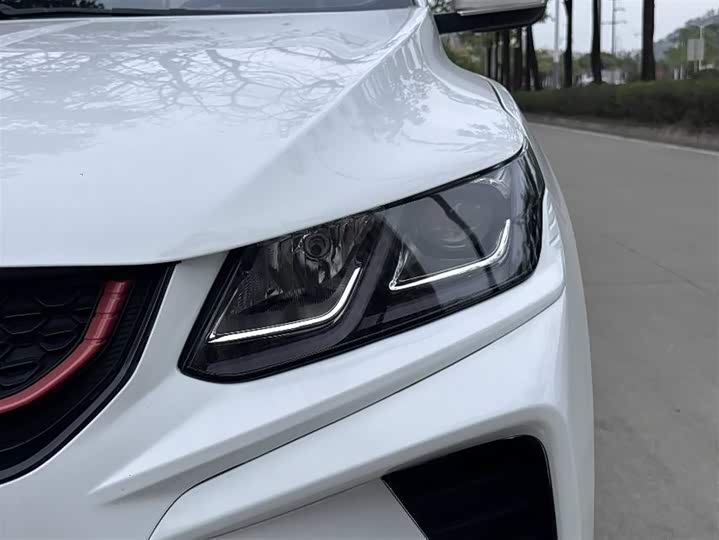 Фото 14 - Geely Coolray Hybrid