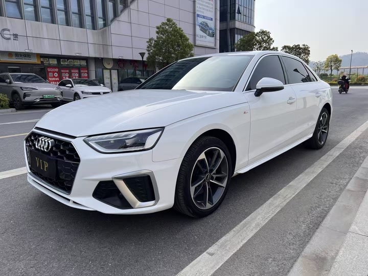 Фото 1 - Audi A4L