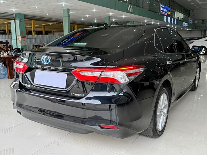 Фото 14 - Toyota Camry