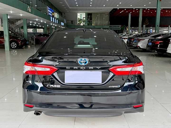 Фото 15 - Toyota Camry