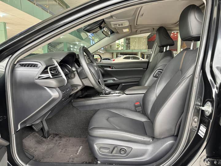 Фото 7 - Toyota Camry