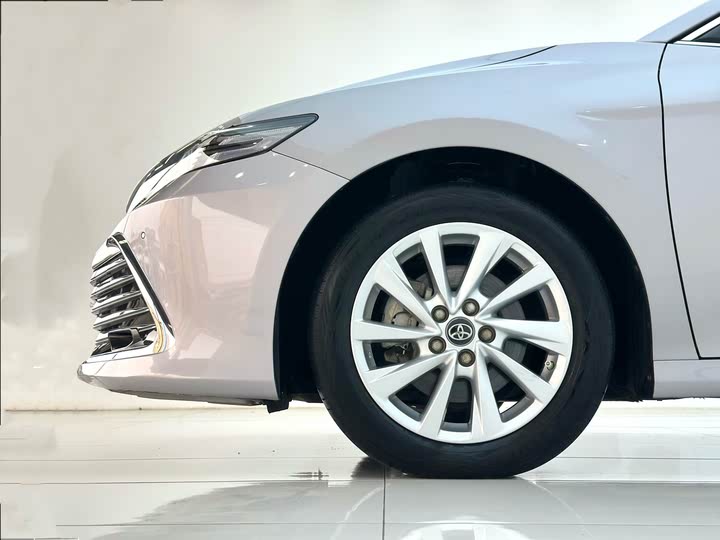 Фото 10 - Toyota Camry