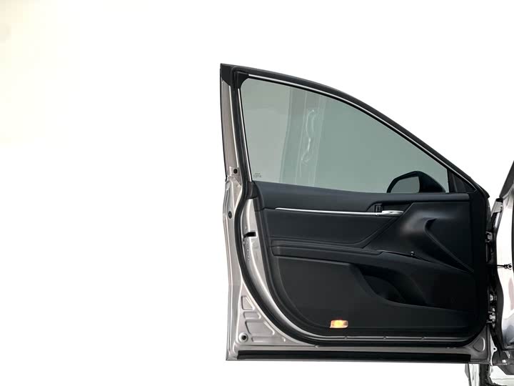 Фото 13 - Toyota Camry