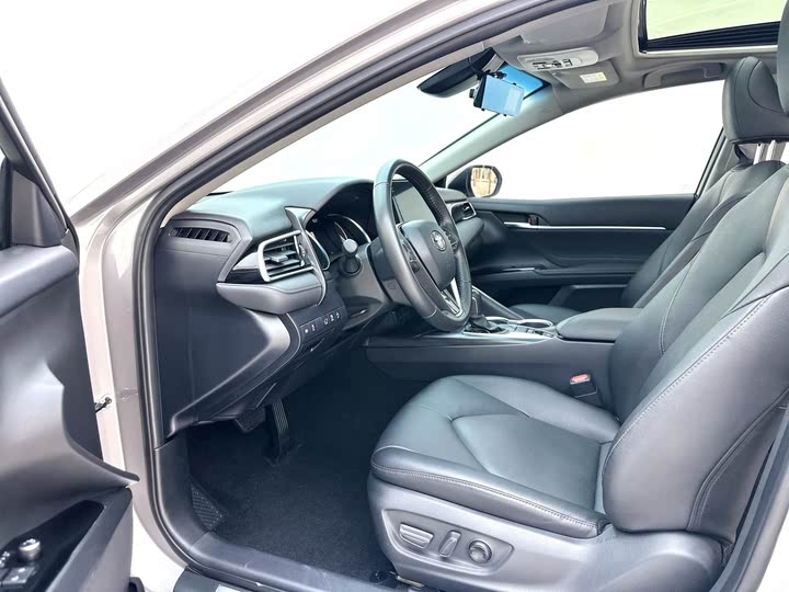 Фото 14 - Toyota Camry