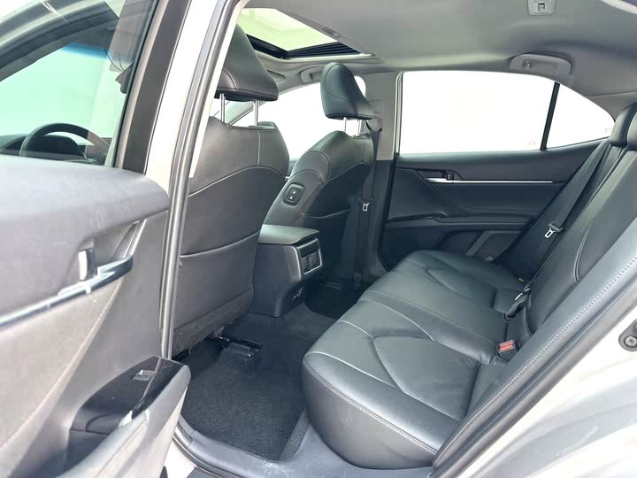 Фото 15 - Toyota Camry