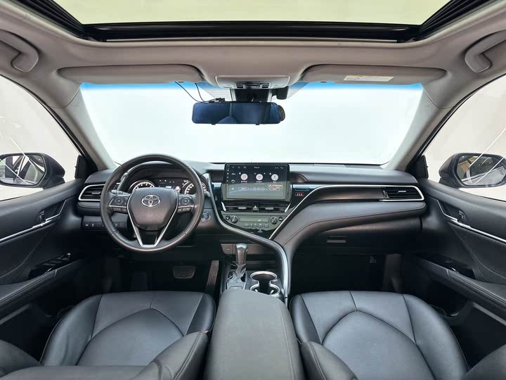 Фото 16 - Toyota Camry