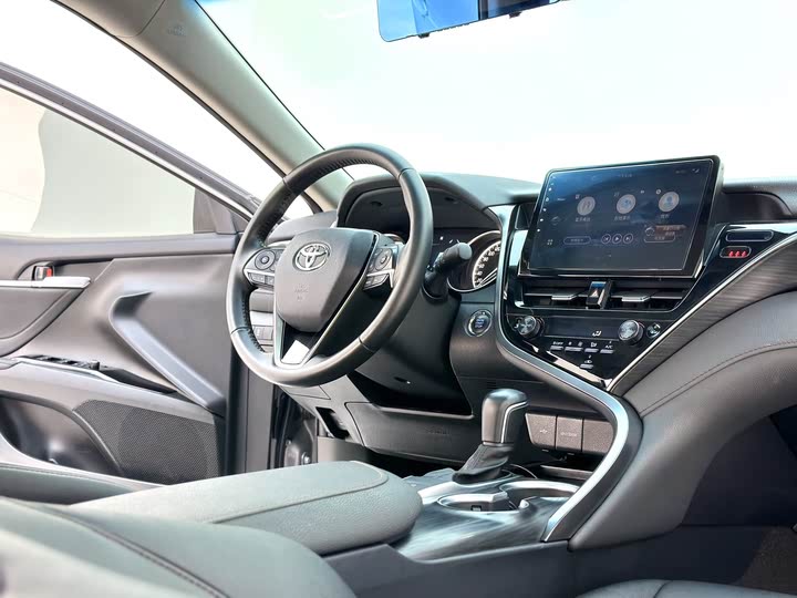 Фото 17 - Toyota Camry