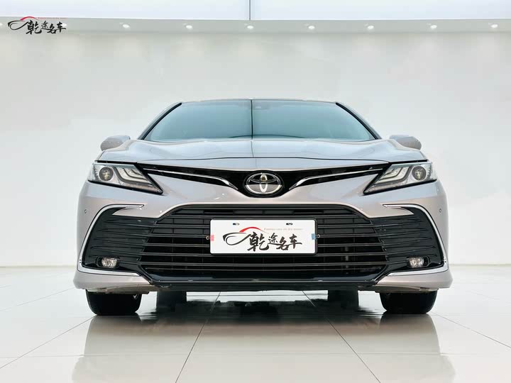 Фото 2 - Toyota Camry