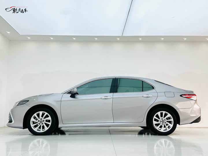 Фото 4 - Toyota Camry