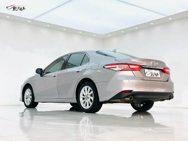 Фото 5 - Toyota Camry