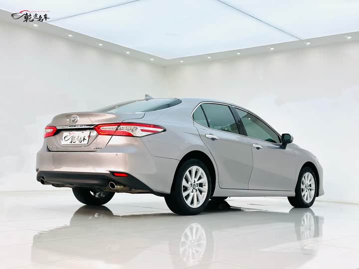 Фото 7 - Toyota Camry