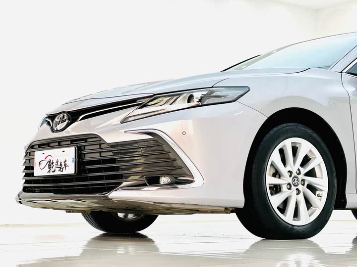 Фото 8 - Toyota Camry