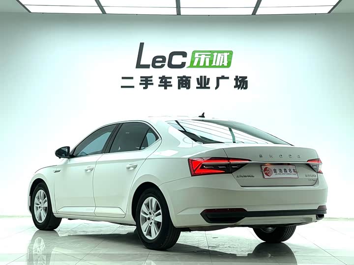 Фото 21 - Skoda Superb