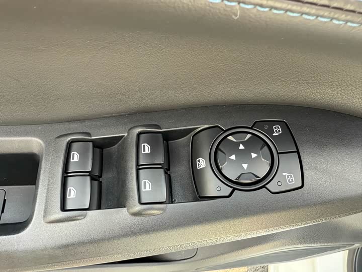 Фото 19 - Ford Escort