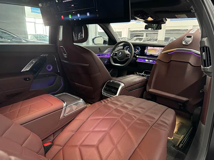 Фото 10 - BMW 7 Series