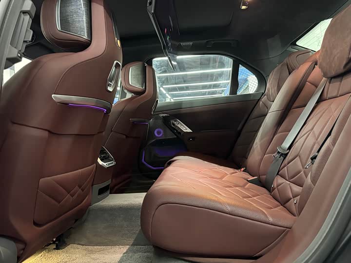 Фото 23 - BMW 7 Series