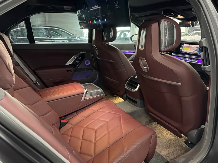 Фото 26 - BMW 7 Series