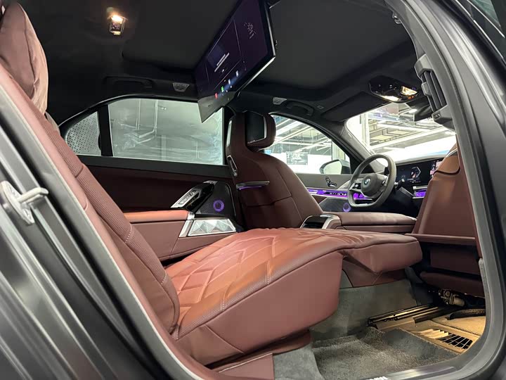 Фото 27 - BMW 7 Series