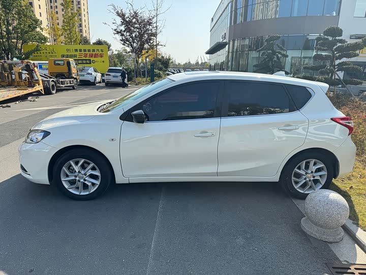 Фото 4 - Nissan Tiida