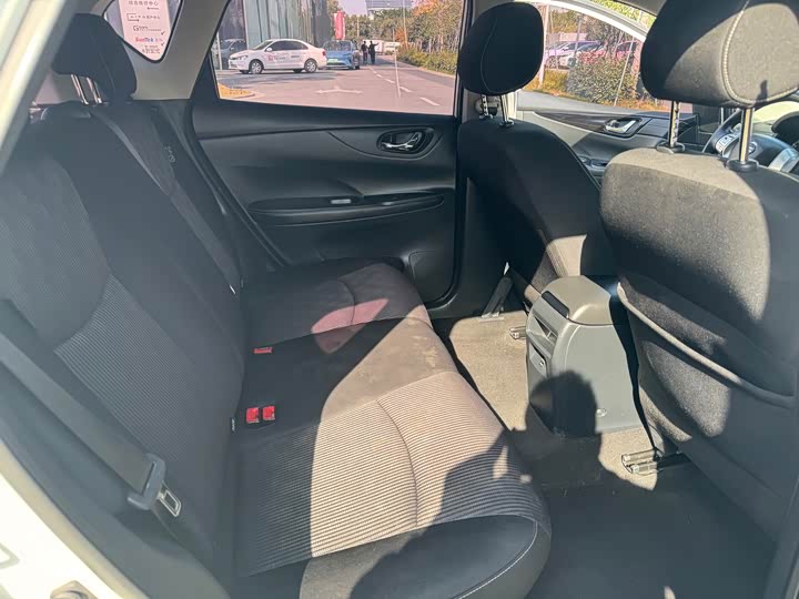 Фото 8 - Nissan Tiida