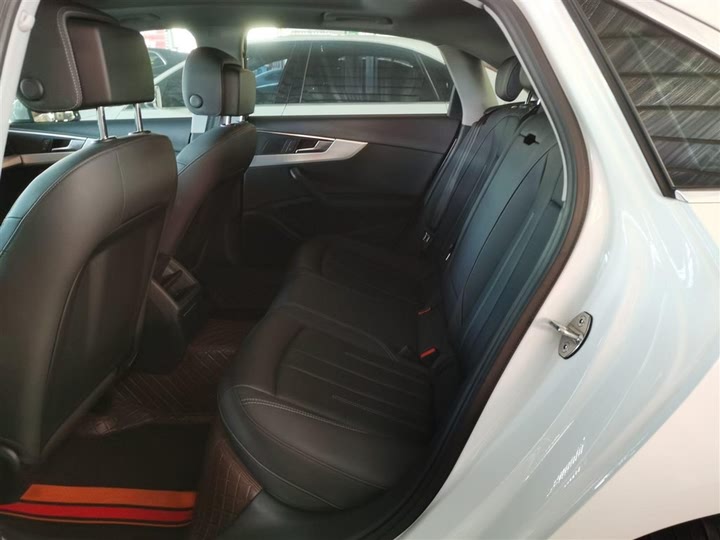 Фото 13 - Audi A4L