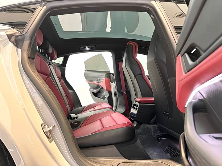 Фото 14 - Porsche Taycan