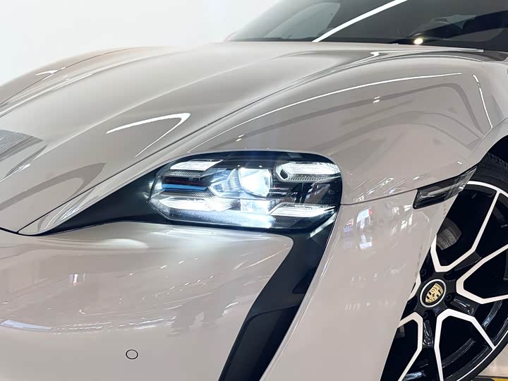 Фото 15 - Porsche Taycan