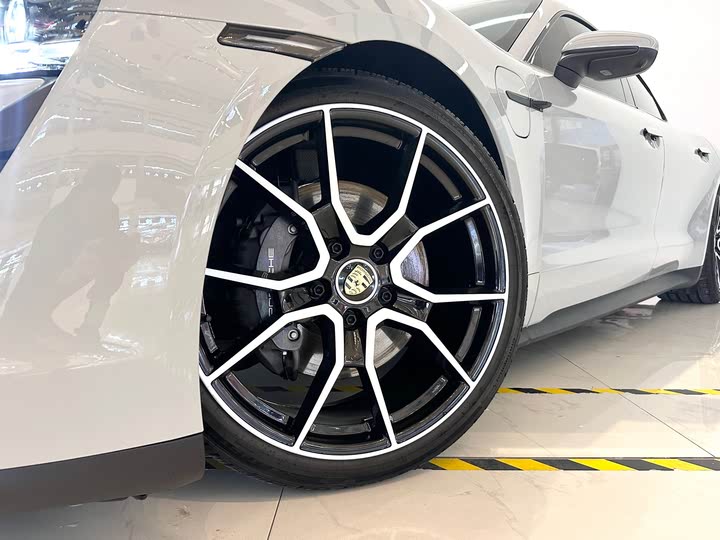 Фото 17 - Porsche Taycan