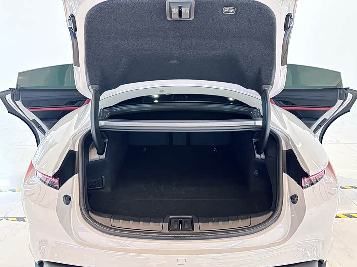 Фото 32 - Porsche Taycan