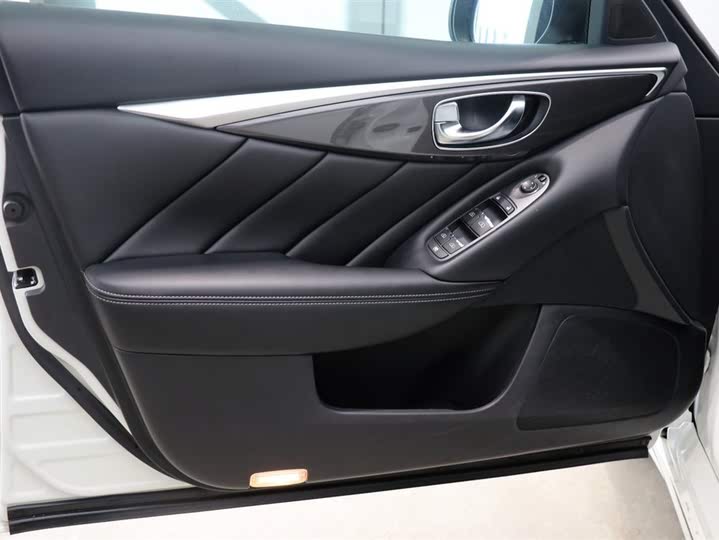 Фото 10 - Infiniti Q50L