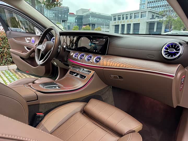 Фото 10 - Mercedes-Benz E-Class