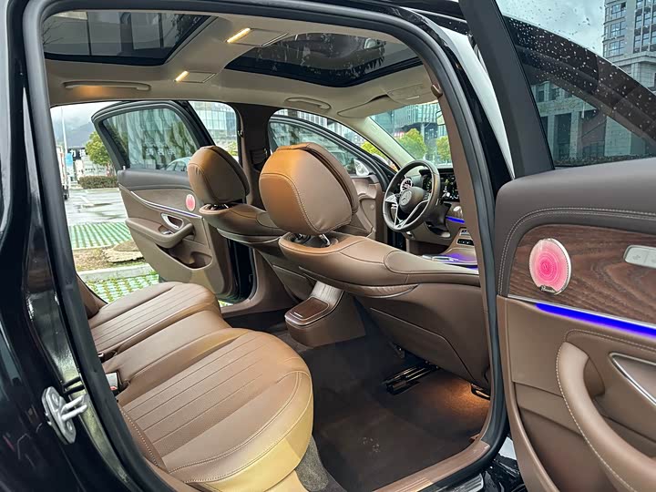 Фото 11 - Mercedes-Benz E-Class