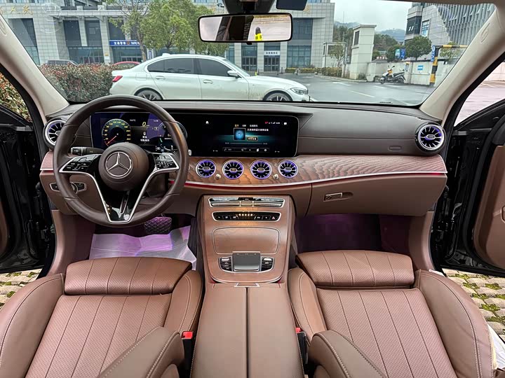 Фото 12 - Mercedes-Benz E-Class