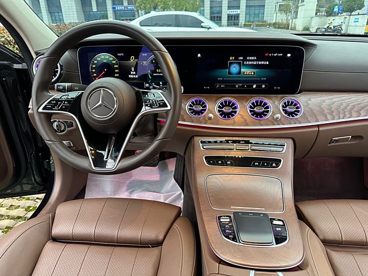 Фото 13 - Mercedes-Benz E-Class