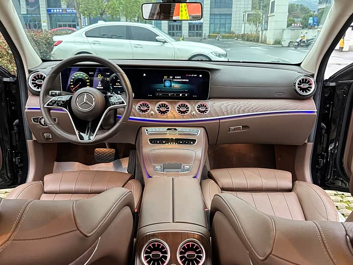 Фото 15 - Mercedes-Benz E-Class