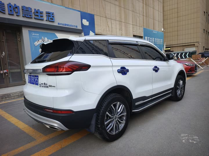 Фото 8 - Geely Atlas