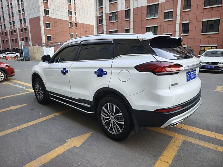 Фото 9 - Geely Atlas