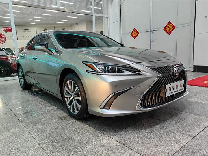 Фото 3 - Lexus ES
