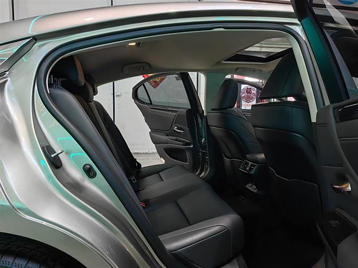 Фото 7 - Lexus ES