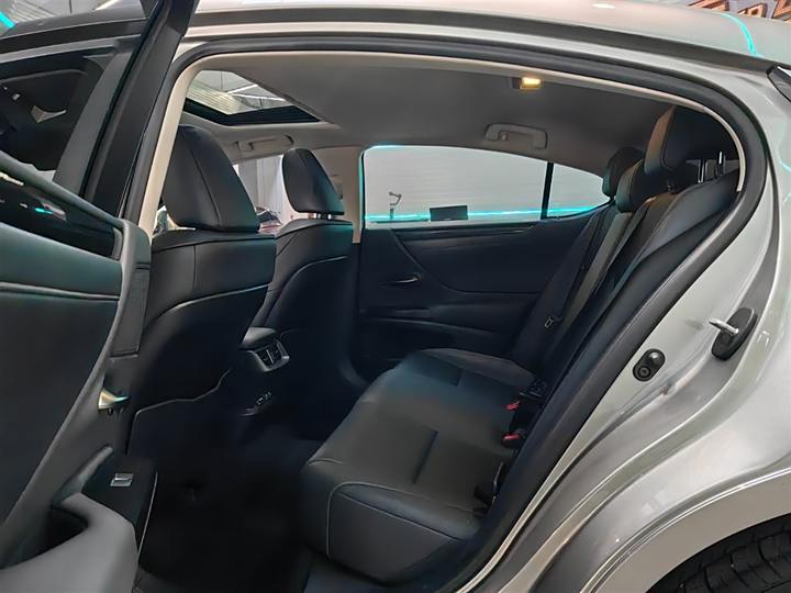 Фото 8 - Lexus ES