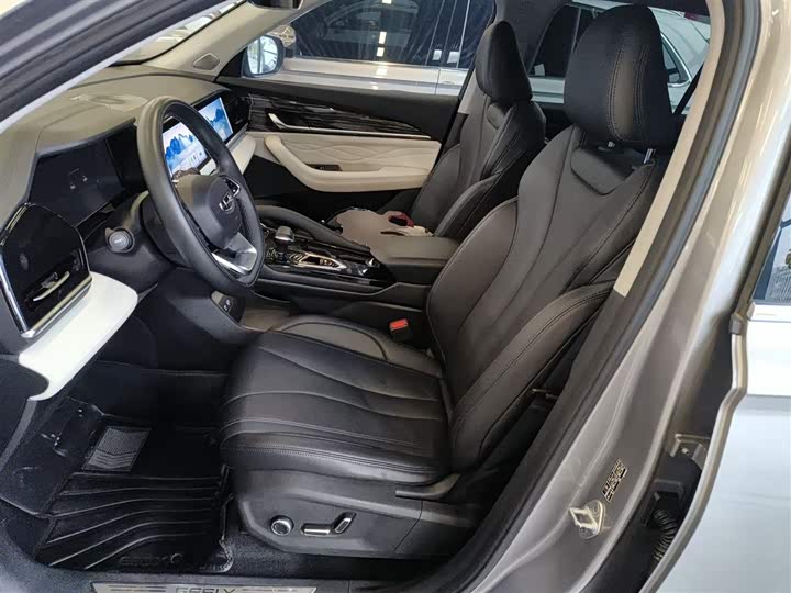 Фото 15 - Geely Monjaro