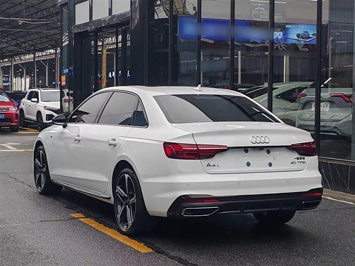 Фото 10 - Audi A4L